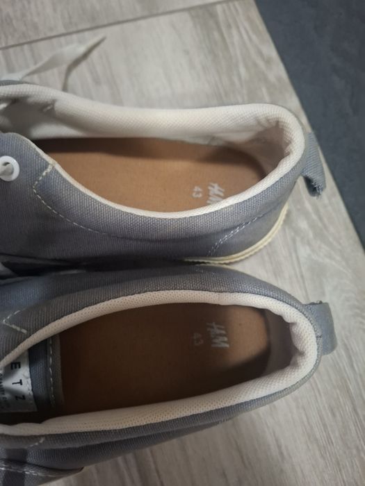Teniși H&M marimea 43!