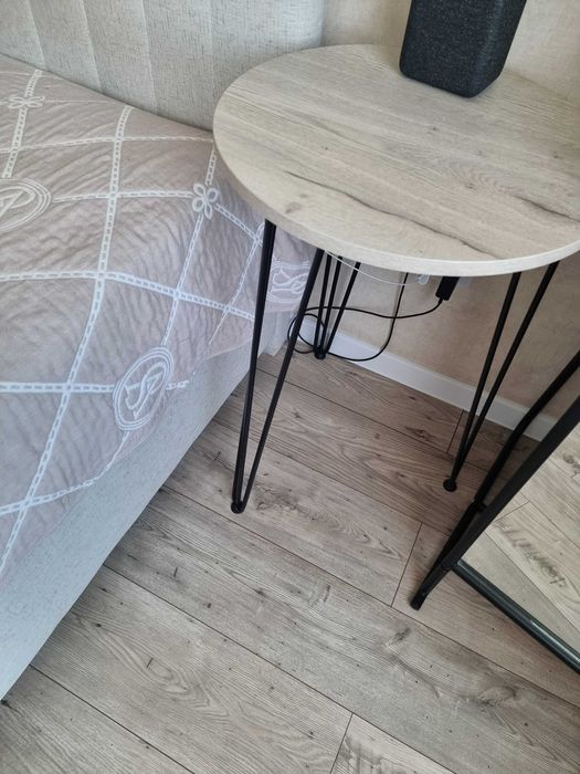 Столик, прикроватный столик