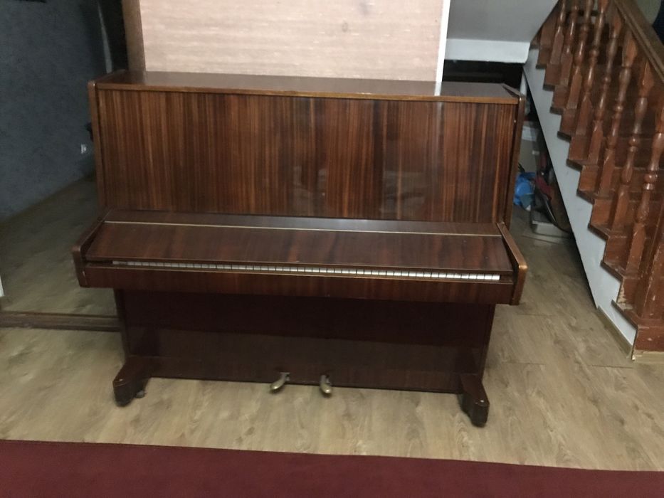 Продаю пианино..
