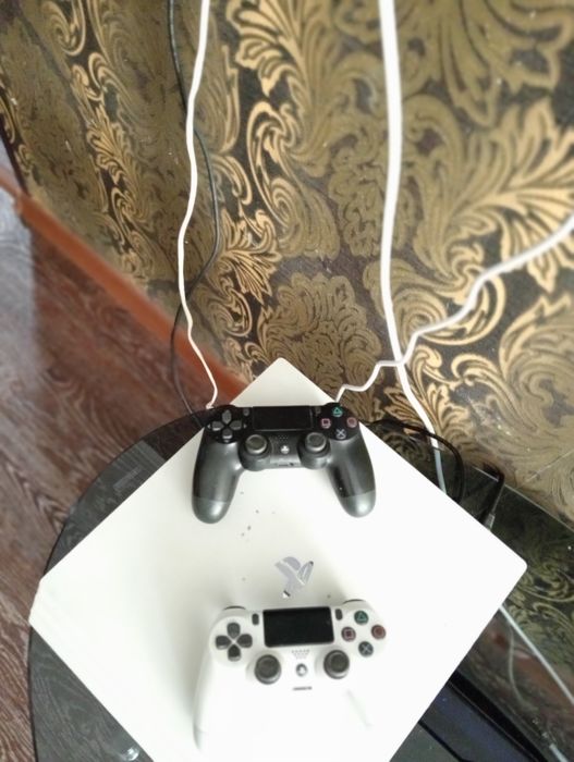 Продам PS4,два джойстика.