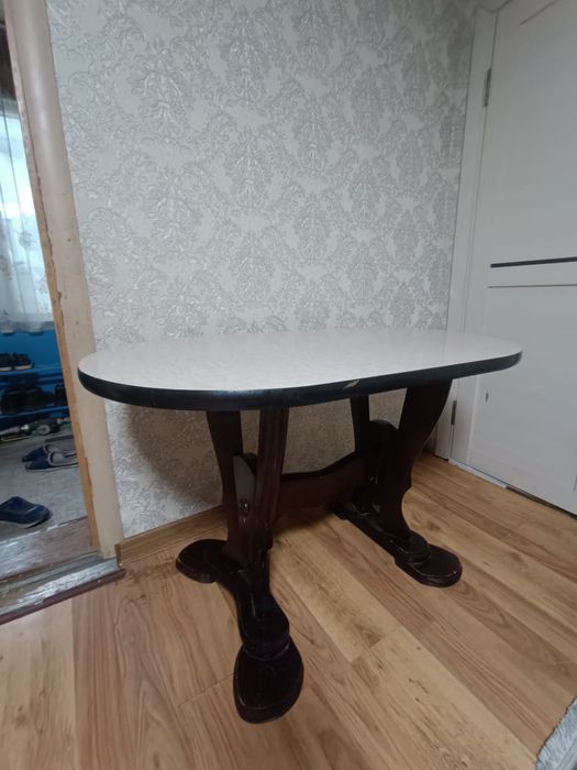 Стол.              .