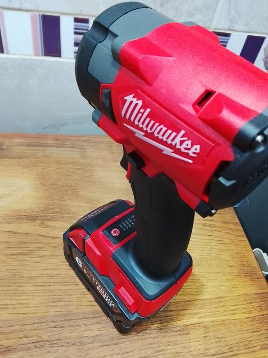Impact pentru înșurubat Milwaukee cu o baterie de 6a Nou