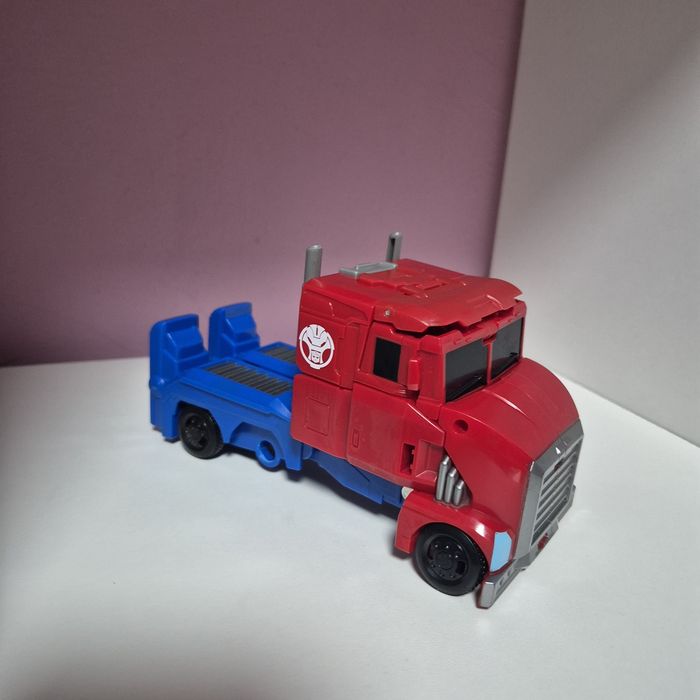 Игрушка-трансформер "Optimus Prime" (Трансформеры Новая искра) Hasbro