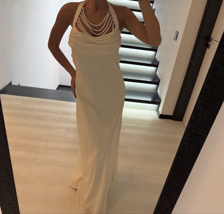 Rochie alba cu detalii la baza gatului