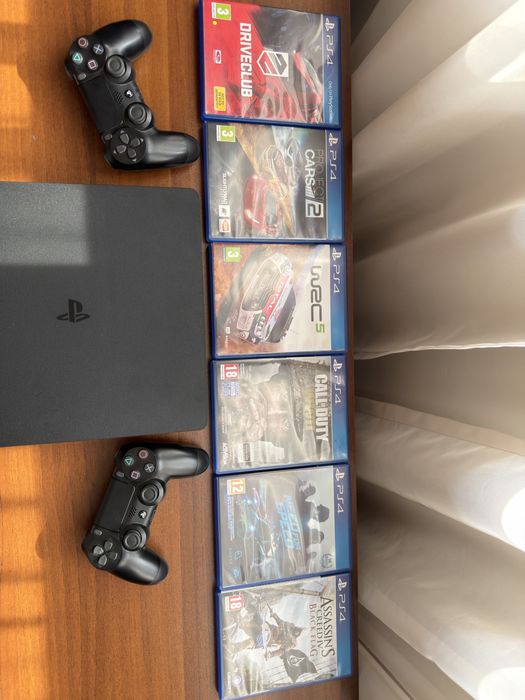Ps4 с два джойстика и 6 игри към него