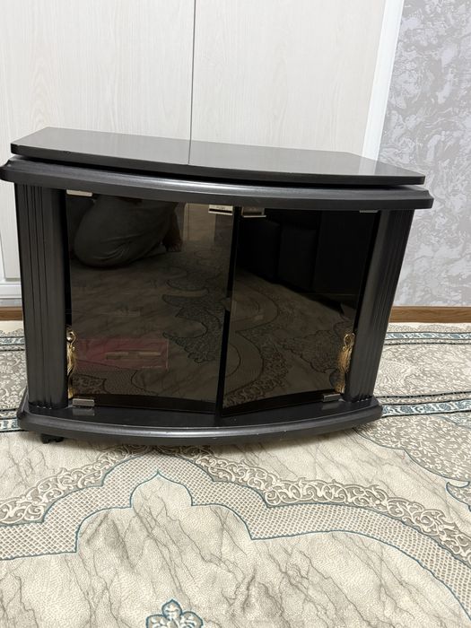 Подставка для телевизора в хорошем состоянии(самовывоз)