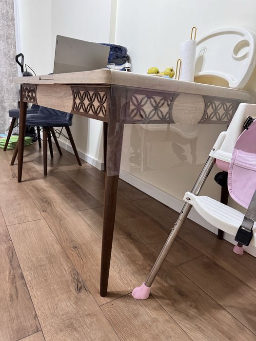 Стол и Стулья кухонные.