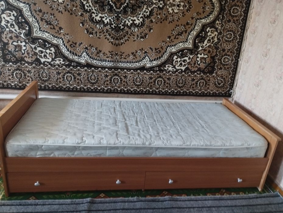 Кровать с выдвижными ящиками.