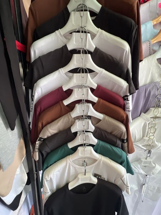 Futbolkalar har hil turdagi.adnatonny bez risunkasiz ranglari bor