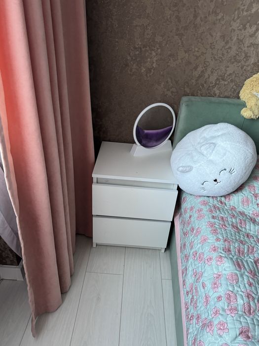 Кровать, тумба, стол в детскую.