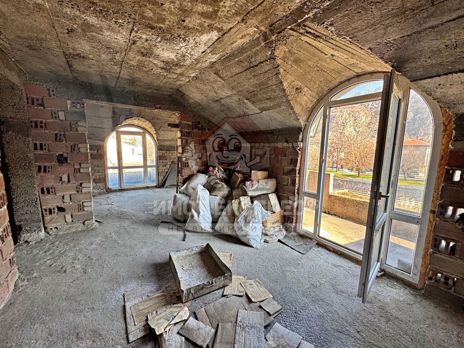 Етаж от къща, мансарден апартамент и гараж, Централна градска част