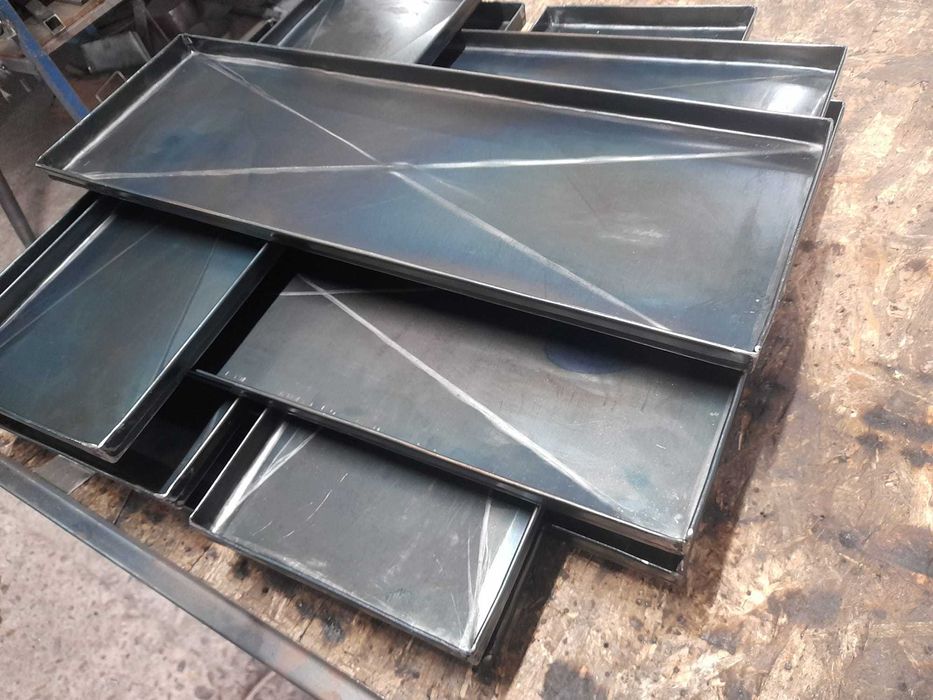 Tavi din inox si tabla neagra  patiserie/ panificatie