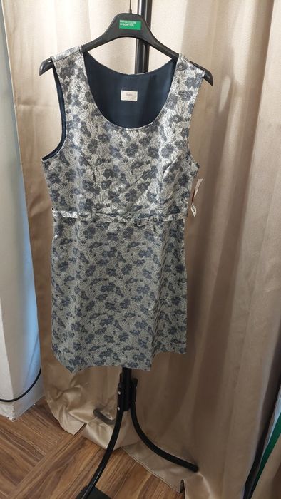 Рокля sisley,официална в сребрист цвят