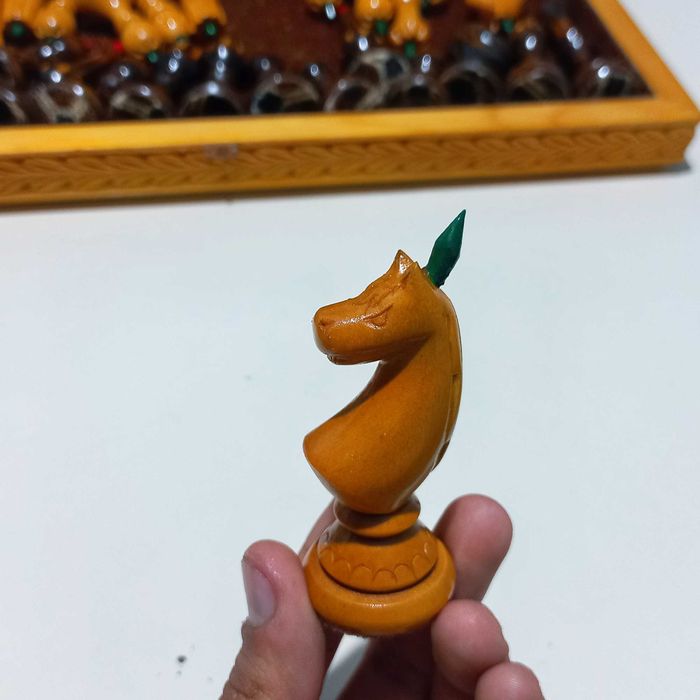 Shaxmat. Qo‘l mehnati yog‘ochdan yasalgan