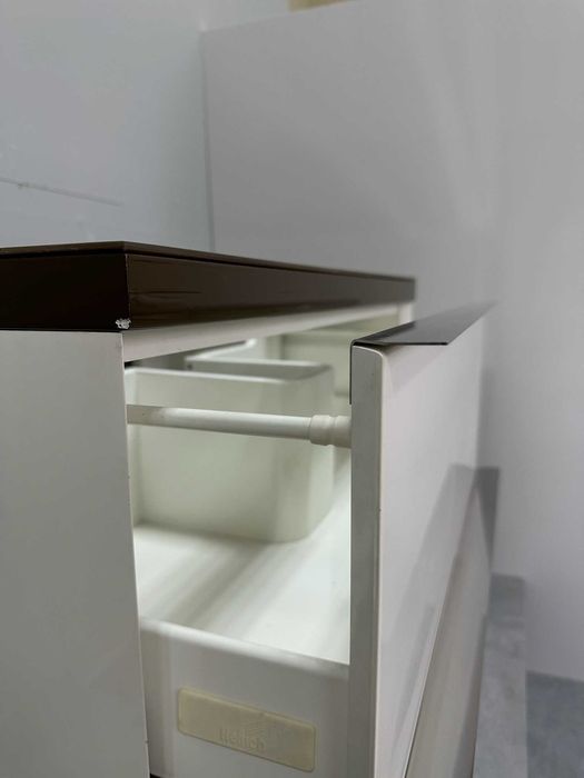 Бял лак шкаф за баня с 2 чекмеджета и плот