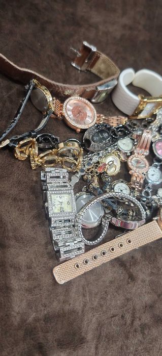 ЛОТ 18 дамски QUARTZ часовника – 35 €