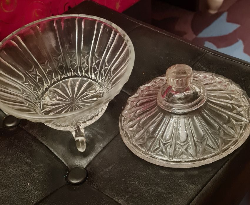 Ючета, захарница стъклена, свещници единия дървен, ваза, сервиз