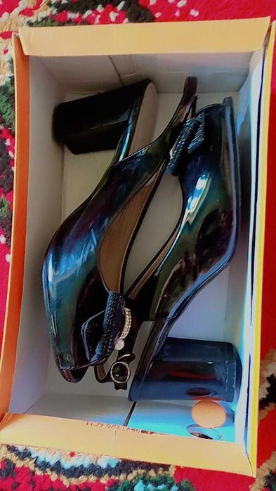 Ayollar uchun oyoq kiyim