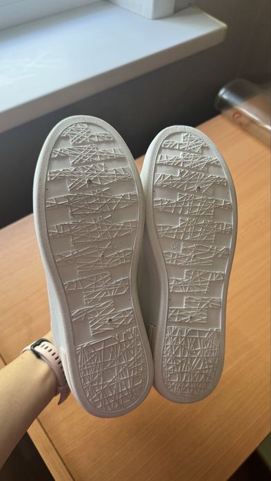 Продам новые белые кроссовки