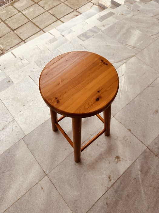 Дървена табуретка от масив – 60 см, стабилна и удобна