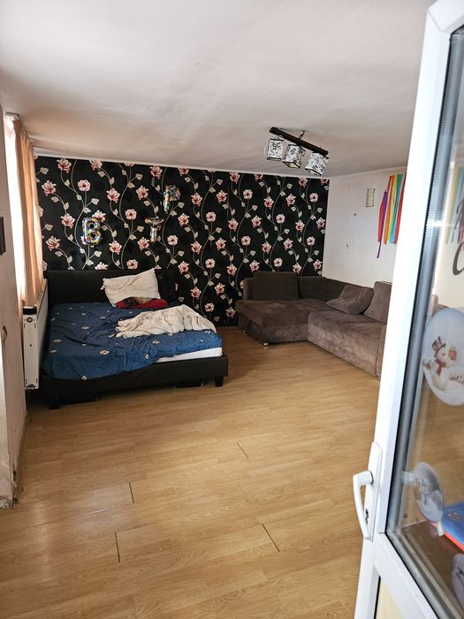Închiriez 3 camere la curte închiriez depozitare lucruri  paza non stop