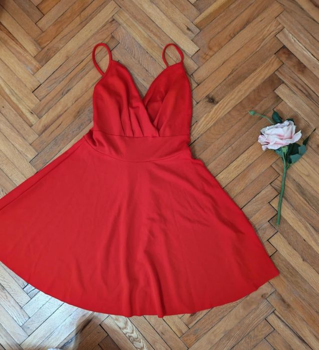 Червена рокля с цип и регулиращи се презрамки – размер S