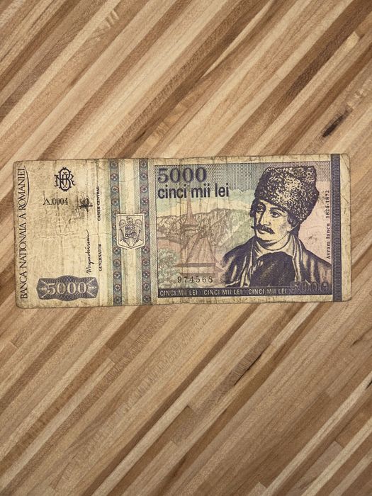 Bancote vechi de cinci mii lei, cinci sute lei, una mie lei.