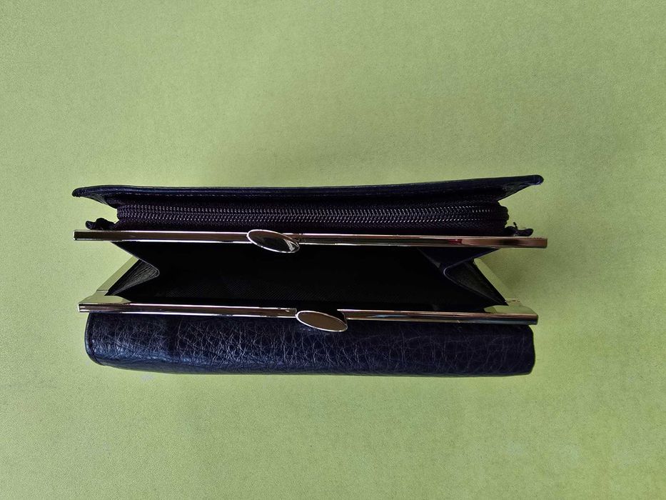 Тъмно лилаво портмоне