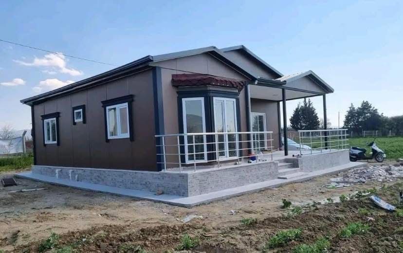 Vand case modulare pe structura metalica