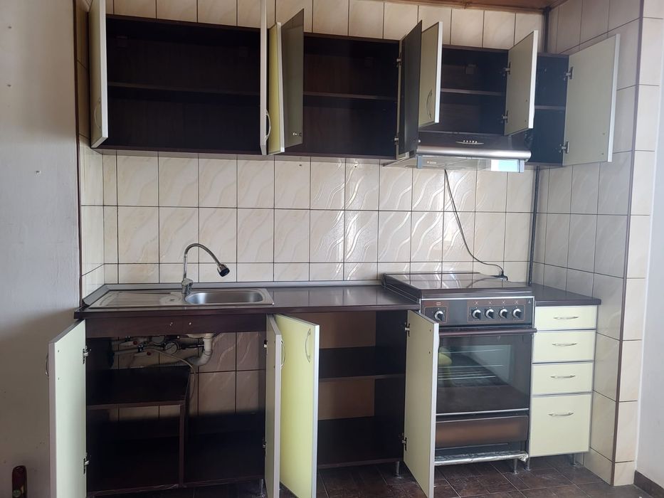 Aragaz si mobila de bucatarie