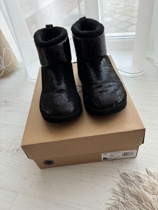 Vand cizme Ugg  cu paiete