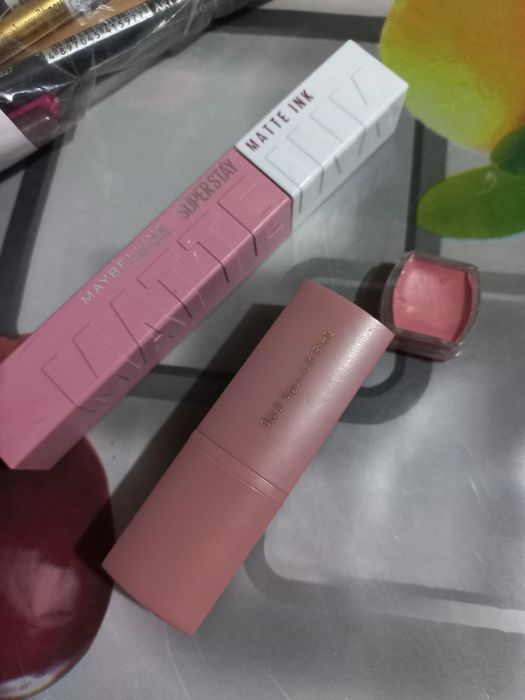 Карандаши косметические помада и тональный