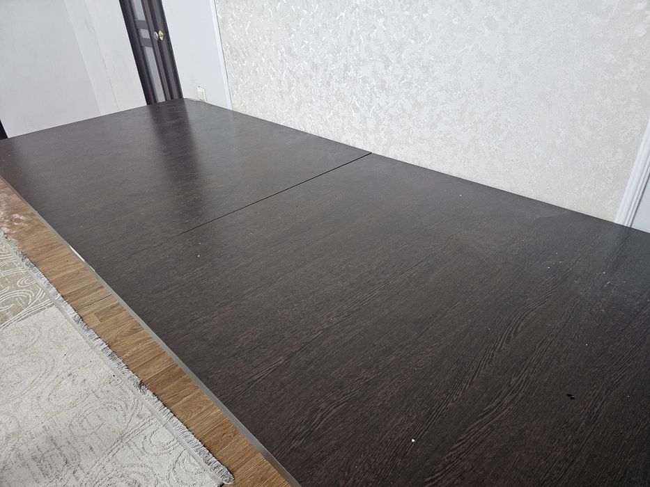 Темно коричневый стол для гостей