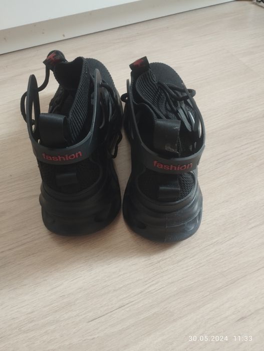 Продам кросовки безопасные