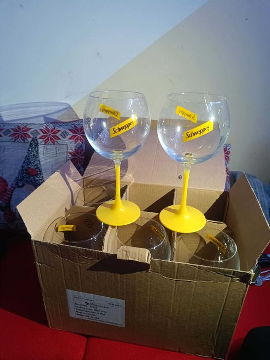 Чаши за вино коктейли вода