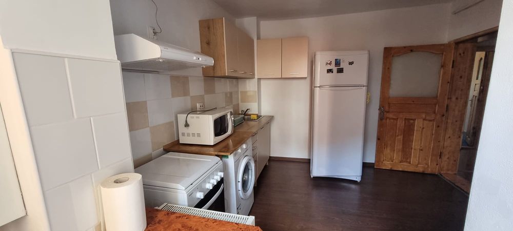 Închiriez apartament trei camere