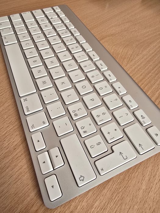 Tastaura Apple A1314
Perfect functionala
Functioneaza cu 2 baterii AA