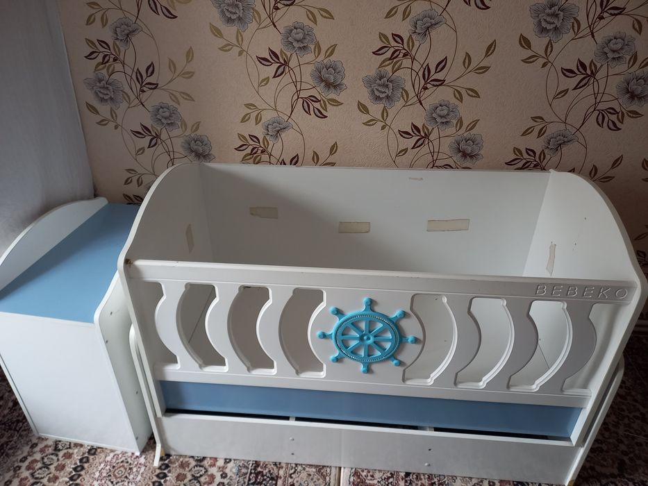 Детская кровать с тумбой 300тыс ещё вещи для новорождённых и игрушки