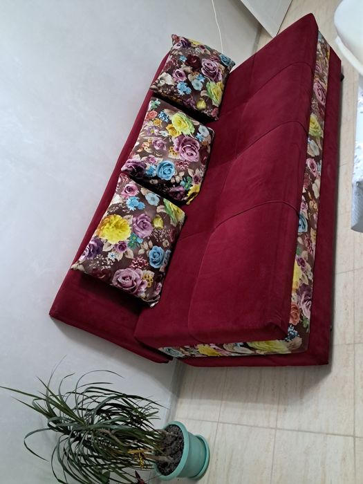 Диван, бордового цвета