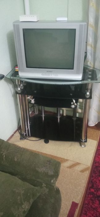 Телевизор +подставка б.у марка"SAMSUNG"