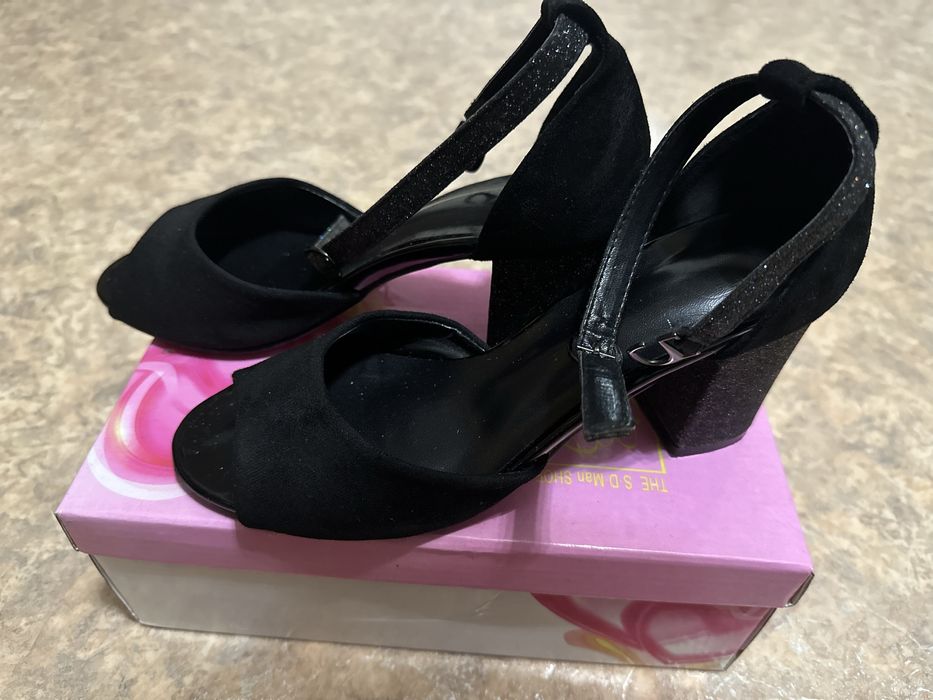 Продам босоножки