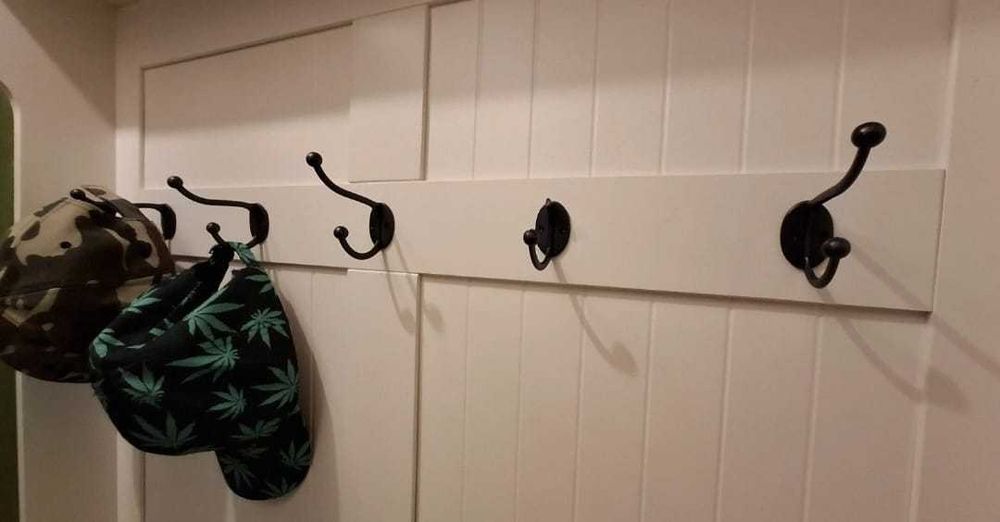 Cuier cu ladă de depozitare