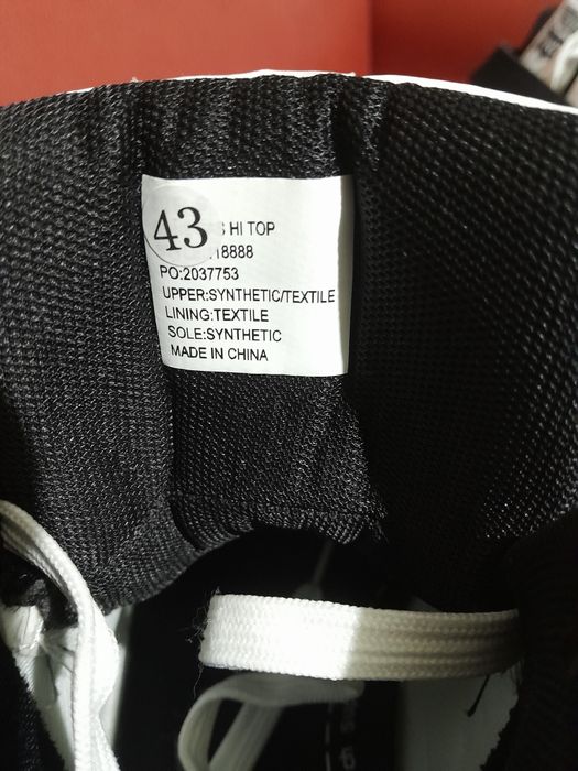 Ghete sport noi fără etichetă