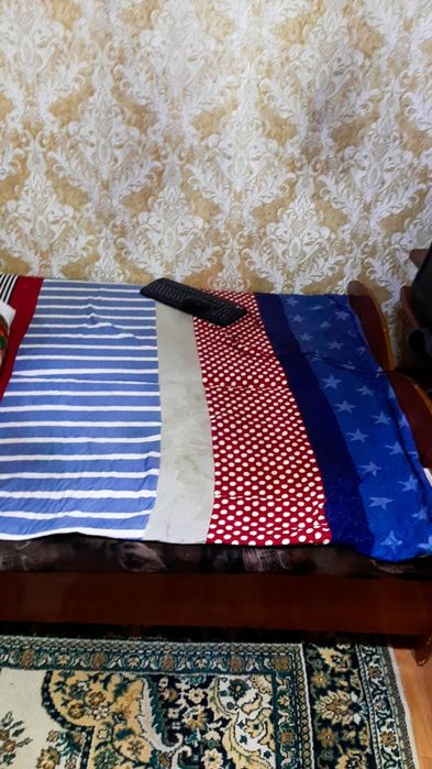 2 Кровати,подставка 2шт продается для телевизора