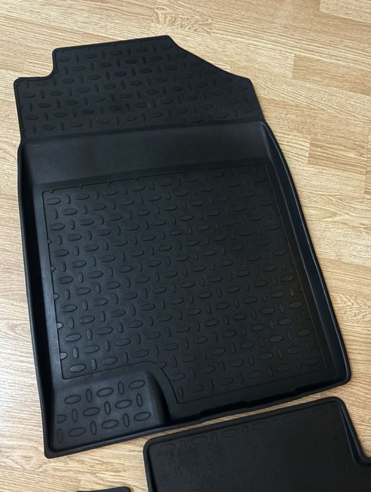 Продаю резиновые полики хундай акцент2013