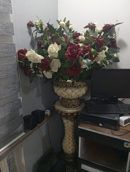 Розы искусственные вместе с вазами и подставкой 2 шт