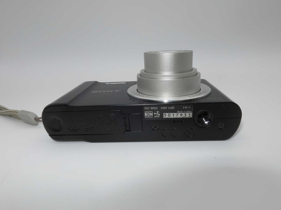 Sony Cyber-shot DSC W800 ултра компактен цифро фотоапарат в черен цвят, дигитална камера 20.1 MP CCD, 5x Оптичен Зум, като НОВА, работи отлично!