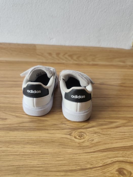 Adidasi albi  Adidas m 22