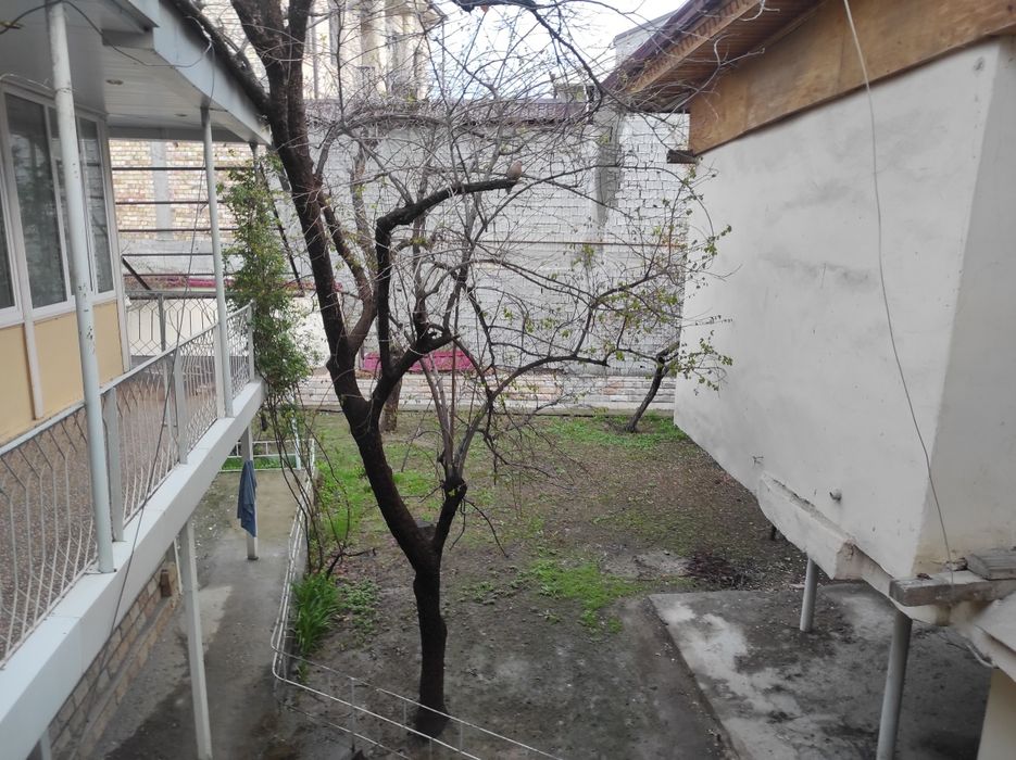 Nekrasova koʻchasida 8 sotix hovli 10 xonali sotiladi