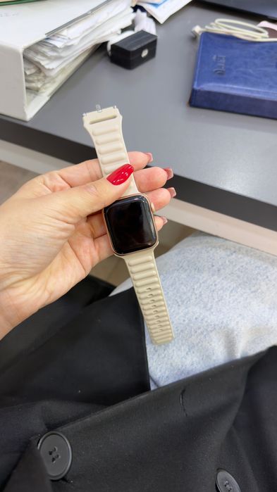 Apple Watch SE, 40 mm  новые почти
